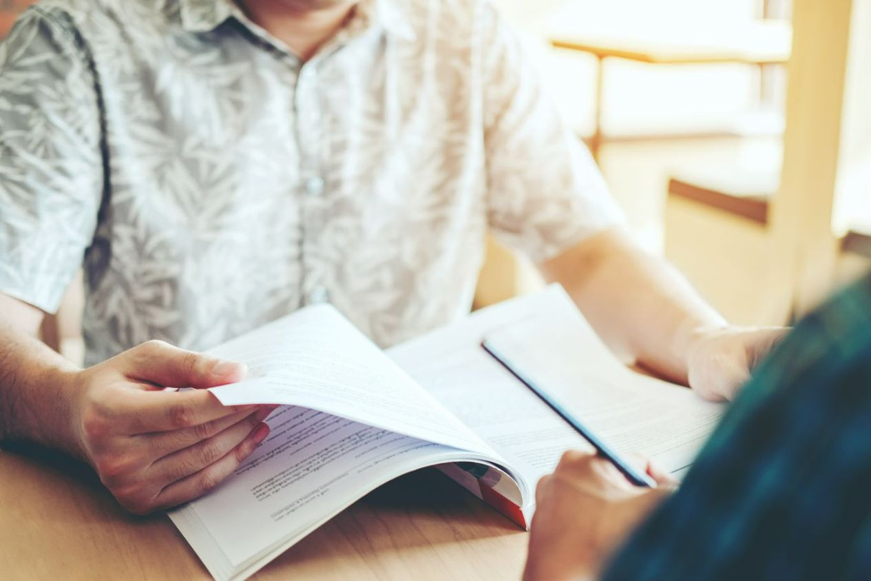 Estudiante cogiendo apuntes